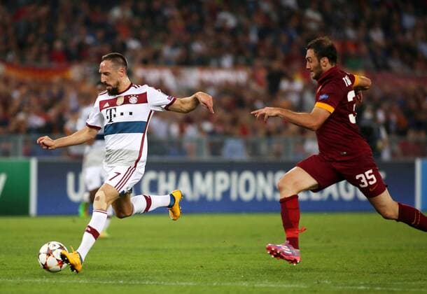 Franck Ribery (FC Bayern Muenchen) erzielt das Tor zum 6:1, rechts Vasilis Torosidis (AS Rom) Bayern Munich football player Frank Ribery ( l ) shoots for goal versus Vasilis Torosidis (r ) from AS Rome during a match of the Champions League for the Group E, at the Olimpic Stadium of Rom, today, 21 th. Octubre 2014. , EP_CEZ