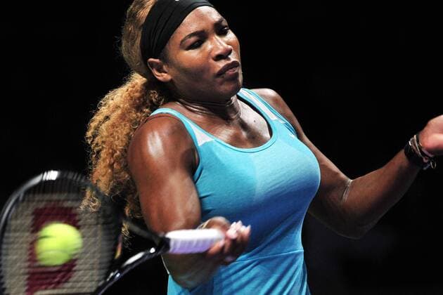 Serena Williams of the U.S. hits a return during the round robin match of WTA Tennis Damen finals at Singapore Indoor Stadium, Oct. 22, 2014. 