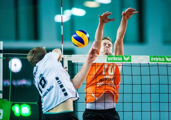 Berlin, Deutschland, 22.10.2014: Volleyball Bundesliga Saison 2014 2015 - VC Olympia Berlin - BR Volleys. Timon Schippmann (VCO 16) gegen den Block aus Sebastian Kühner Kuehner (BR Volleys 10)