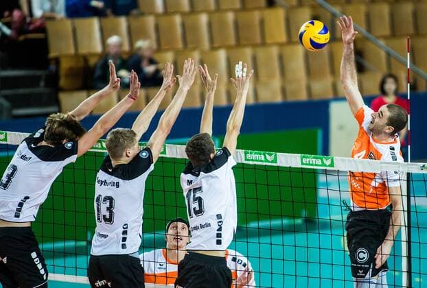 Berlin, Deutschland, 22.10.2014: Volleyball Bundesliga Saison 2014 2015 - VC Olympia Berlin - BR Volleys. Aleksandar Spirovski (BR Volleys 4) gegen den Block aus Niklas Rudolf (VCO 3), David Seybering (VCO 13) und Christoph Marks (VCO 15)