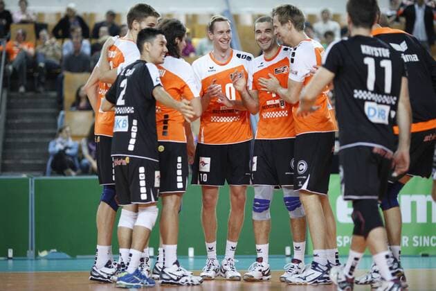 Berlin, Deutschland, 22.10.2014: Volleyball Bundesliga Saison 2014 2015 - VC Olympia Berlin - BR Volleys. Das Team der BR Volleys jubelt: v.l. Erik Shoji (BR Volleys 2), Christian Dünnes Duennes (BR Volleys 16), Francesco De Marchi (BR Volleys 18), Sebastian Kühner Kuehner (BR Volleys 10), Scott Joseph Touzinsky (BR Volleys 1), Paul Carroll (BR Volleys 12), Martin Krystof (BR Volleys 11)