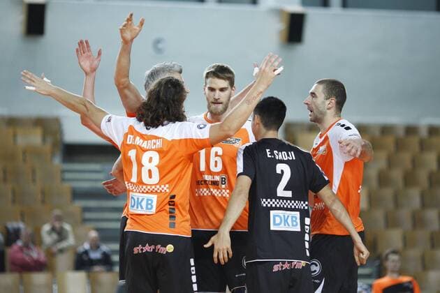 Berlin, Deutschland, 22.10.2014: Volleyball Bundesliga Saison 2014 2015 - VC Olympia Berlin - BR Volleys. Das Team der BR Volleys jubelt: v.l. Francesco De Marchi (BR Volleys 18), Rob Bontje (BR Volleys 17), Christian Dünnes Duennes (BR Volleys 16), Erik Shoji (BR Volleys 2), Aleksandar Spirovski (BR Volleys 4)