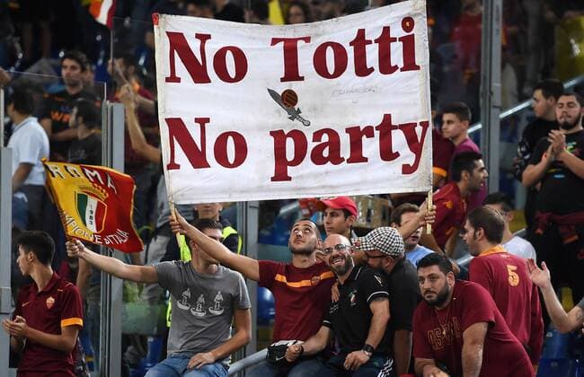 FUSSBALL CHAMPIONS LEAGUE SAISON 2014 2015 Vorrunde AS Rom 21.10.2014 AS Rom Fans mit einem Banner; No Totti, no Party 
