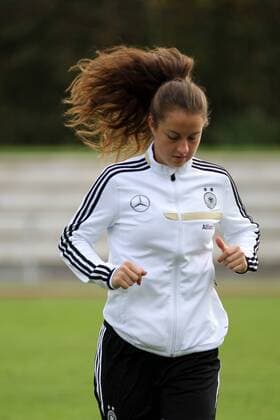 23.10.2014 Offenbach, Wiener Ring, DFB Training Deutsche Frauen-Nationalmannschaft vor dem Länderspiel links Sara Däbritz (GER)