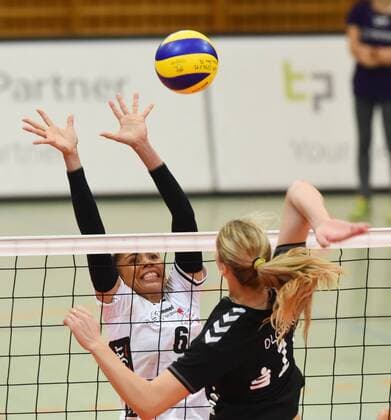 22-10-2014 Suhl- Sporthalle Wolfsgrube Volleyball Frauen 1. Bundesliga Saison 2014 2015 Volleystars Thueringen : VT Aurubis Hamburg Lorena Alex Zuleta Garcia 06( Volley Stars Thueringen ) und Alexis Olgard 01(VT Aurubis Hamburg) Aktion