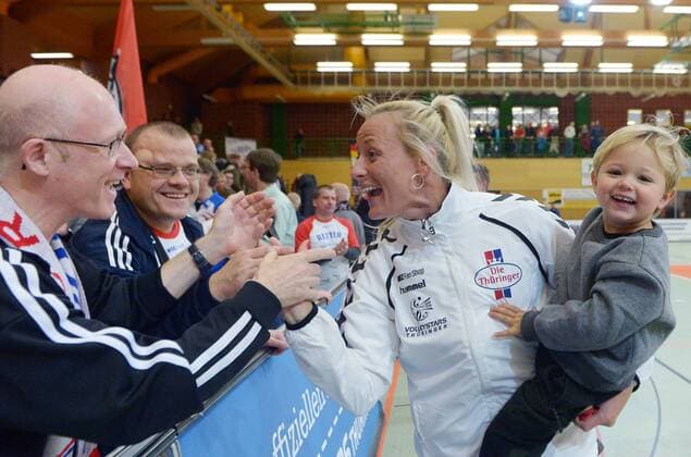 22-10-2014 Suhl- Sporthalle Wolfsgrube Volleyball Frauen 1. Bundesliga Saison 2014 2015 Volleystars Thüringen - Miloslava Lauerova 13( Volley Stars Thüringen ) mit Sohn Adam. Aktion