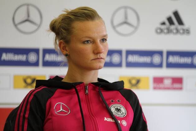 23.10.2014 Offenbach, Rathaus DFB Pressekonferenz Deutsche Frauen-Nationalmannschaft vor dem Länderspiel Deutschland gegen Frankreich Einzelbild Alexandra Popp (GER)