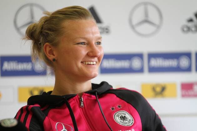 23.10.2014 Offenbach, Rathaus DFB Pressekonferenz Deutsche Frauen-Nationalmannschaft vor dem Länderspiel Deutschland gegen Frankreich Einzelbild Alexandra Popp (GER)