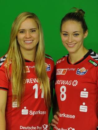v.l.: Chloe Ferrari und Louisa Lippmann, Fotoshooting im TV-Studio des MDR, Shooting, Dresdner SC, Volleyball, 1. Bundesliga Frauen, 1. Liga, Fernseh-Studio des MDR, DSC, Saison 2014 2015, 14.10.2014,