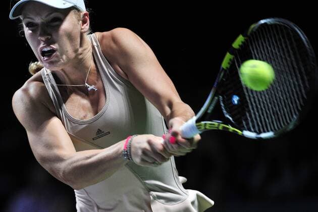 Denmark s Caroline Wozniacki returns the ball during the round robin match at the WTA Tennis Damen Finals at the Singapore Indoor Stadium, Oct. 24, 2014. ThenxChihxWey 