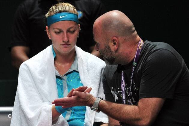 Czech Republic s Petra Kvitova (L) rests during the round robin match at the WTA Tennis Damen Finals at the Singapore Indoor Stadium, Oct. 24, 2014. ThenxChihxWey 