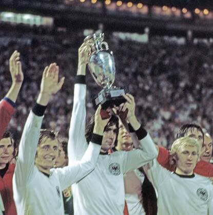 Fußball, EM Finale 1976 in Belgrad, Tschechoslowakei - Deutschland 5:3 i. E UEFA EM 1976 20.06.1976, Fussball, UEFA EM Europameisterschaft 1976 in Jugoslawien, Finale, CSSR Tschechoslowakei - BRD Deutschland (DFB) (7:5 n.E.): mi. Anton Ondrus (CSSR) mit dem EM Pokal.