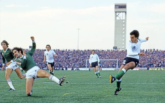 FIFA WM 1978 06.06.1978, Fussball, FIFA WM 1978 in Argentinien, 1. Finalrunde Gruppe II, Mexiko - Deutschland DFB (0:6): re. Hansi Müller (Deutschland); Tor 0:2 Müller.