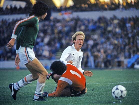 FIFA WM 1978 06.06.1978, Fussball, FIFA WM 1978 in Argentinien, 1. Finalrunde Gruppe II, Mexiko - Deutschland DFB (0:6): v.l. Jose Reyes (Mexiko), Karl-Heinz Rummenigge (Deutschland); Tor 0:3 Rummenigge.