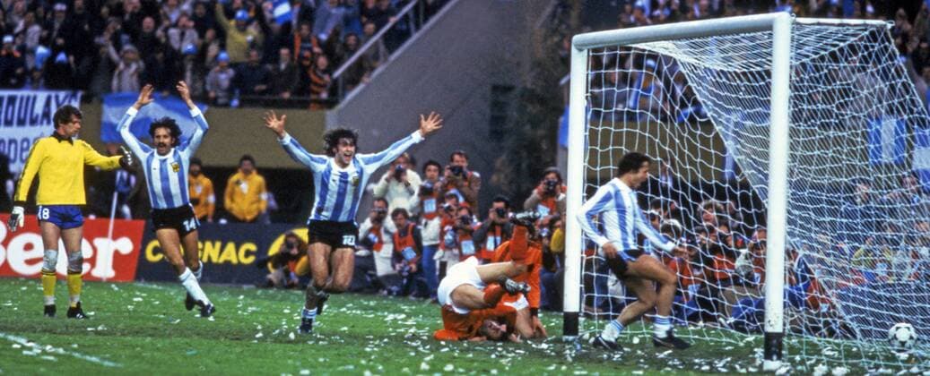 FIFA WM 1978 25.06.1978, Fussball, FIFA WM 1978 in Argentinien, Finale, Argentinien - Niederlande (3:1 n.V.): v.l. Jan Jongbloed (Niederlande), Leopoldo Luque, Mario Kempes (beide Argentinien); Jubel Tor 2:1 Kempes.