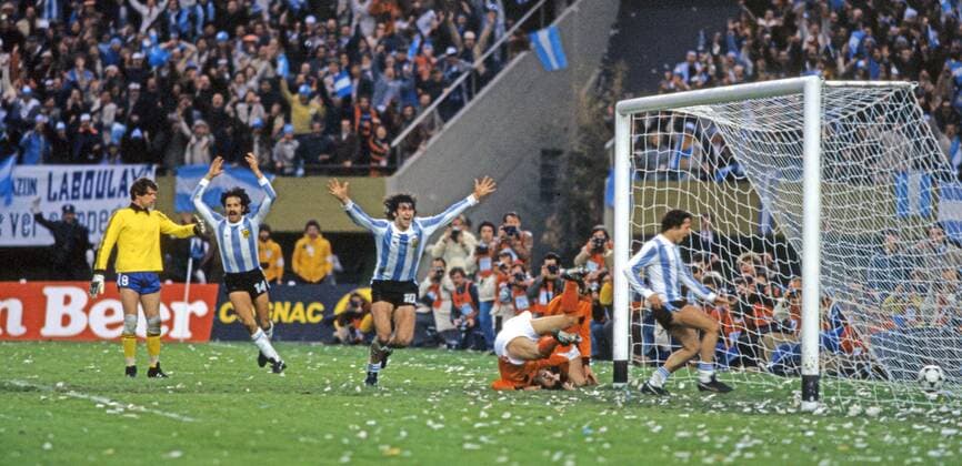 FIFA WM 1978 25.06.1978, Fussball, FIFA WM 1978 in Argentinien, Finale, Argentinien - Niederlande (3:1 n.V.): v.l. Jan Jongbloed (Niederlande), Leopoldo Luque, Mario Kempes (beide Argentinien); Jubel Tor 2:1 Kempes.