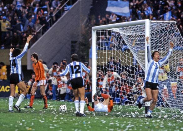 FIFA WM 1978 25.06.1978, Fussball, FIFA WM 1978 in Argentinien, Finale, Argentinien - Niederlande (3:1 n.V.): re. Daniel Bertoni (Argentinien); Jubel Tor 3:1 Bertoni.