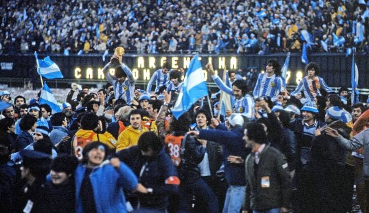 FIFA WM 1978 25.06.1978, Fussball, FIFA WM 1978 in Argentinien, Finale, Argentinien - Niederlande (3:1 n.V.): Jubel Argentinien Spieler mit WM Pokal.