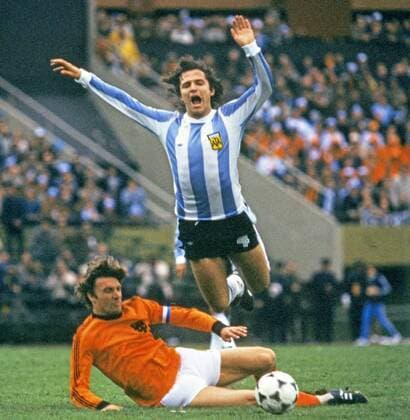 FIFA WM 1978 25.06.1978, Fussball, FIFA WM 1978 in Argentinien, Finale, Argentinien - Niederlande (3:1 n.V.): v.l. Ruud Krol (Niederlande), Daniel Bertoni (Argentinien).