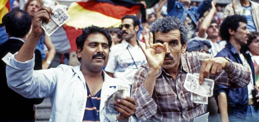 FIFA WM 1982 25.06.1982, Fussball, FIFA WM 1982 in Spanien, 1. Finalrunde Gruppe 2, BRD Deutschland (DFB) - Österreich (1:0): Algerien Fans winken mit Geldscheinen.