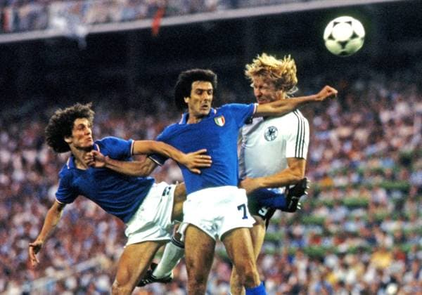 FIFA WM 1982 11.07.1982, Fussball, FIFA WM 1982 in Spanien, Finale, Italien - BRD Deutschland (DFB) (3:1): v.l. Fulvio Collovati, Gaetano Scirea (beide Italien), Horst Hrubesch (Deutschland).