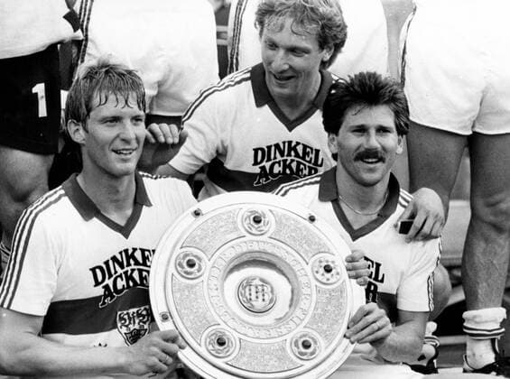 VfB Stuttgart 26.05.1984, 1. Fussball-Bundesliga, VfB Stuttgart - Hamburger SV (0:1): v.l. Karlheinz Förster, Andreas Müller, Walter Kelsch (alle VfB Stuttgart) mit der Meisterschale.