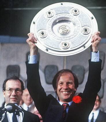 VfB Stuttgart 27.05.1984, 1. Fussball-Bundesliga, VfB Stuttgart Meistefeier 1984: v.l. Manfred Rommel (OB Stadt Stuttgart), Helmut Benthaus (Trainer) mit der Meisterschale.
