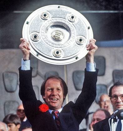 VfB Stuttgart 27.05.1984, 1. Fussball-Bundesliga, VfB Stuttgart Meistefeier 1984: Helmut Benthaus (Trainer) mit der Meisterschale.