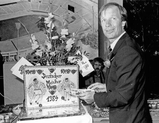 VfB Stuttgart 27.05.1984, 1. Fussball-Bundesliga, VfB Stuttgart Meistefeier 1984: Helmut Benthaus (Trainer) mit Meistertorte.