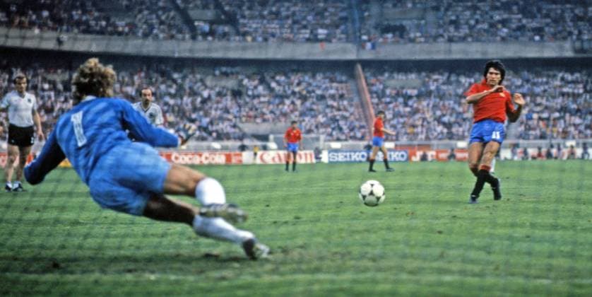 UEFA EM 1984 Frankreich 20.06.1984, Fussball, UEFA EM 1984 in Frankreich, Vorrunde, BRD Deutschland (DFB) - Spanien (0:1): Francisco Carrasco (Spanien) verschiesst Foulelfmeter gegen Harald Schumacher (Deutschland).