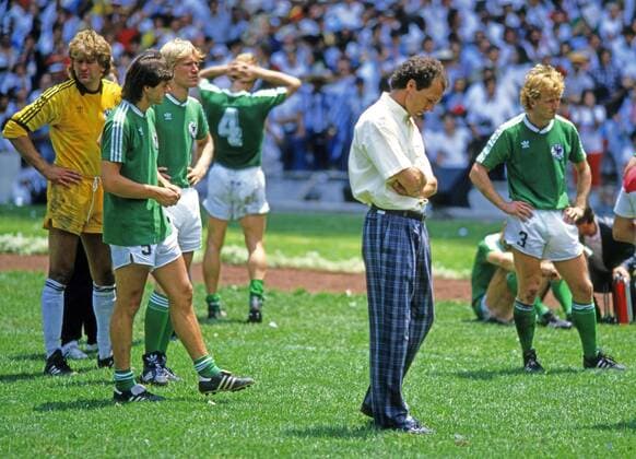 FIFA WM 1986 29.06.1986, Fussball, FIFA WM 1986 in Mexiko, Finale, Argentinien - BRD Deutschland (DFB) (3:2): v.l. Eike Immel, Matthias Herget, Uwe Rahn (alle Deutschland), Franz Beckenbauer (Teamchef Deutschland), Andreas Brehme (Deutschland).