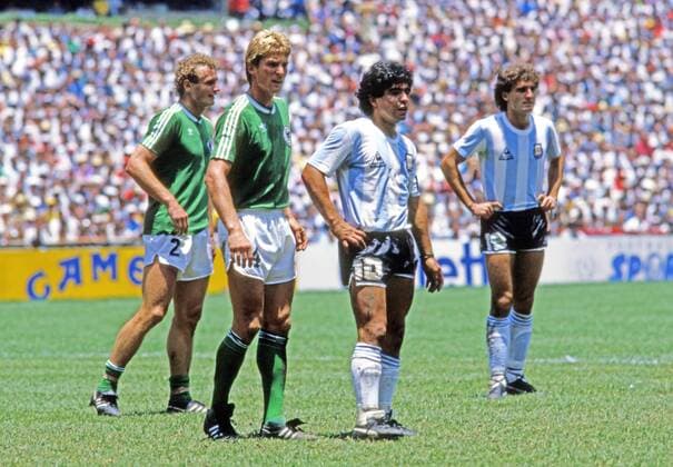 FIFA WM 1986 29.06.1986, Fussball, FIFA WM 1986 in Mexiko, Finale, Argentinien - BRD Deutschland (DFB) (3:2): v.l. Hans-Peter Briegel, Karlheinz Förster (beide Deutschland), Diego Maradona, Oscar Ruggeri (beide Argentinien).