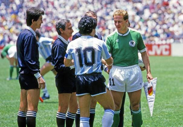 FIFA WM 1986 29.06.1986, Fussball, FIFA WM 1986 in Mexiko, Finale, Argentinien - BRD Deutschland (DFB) (3:2): v.l. Arppi Filho (Schiedsrichter), Diego Maradona (Argentinien), Karl-Heinz Rummenigge (Deutschland).