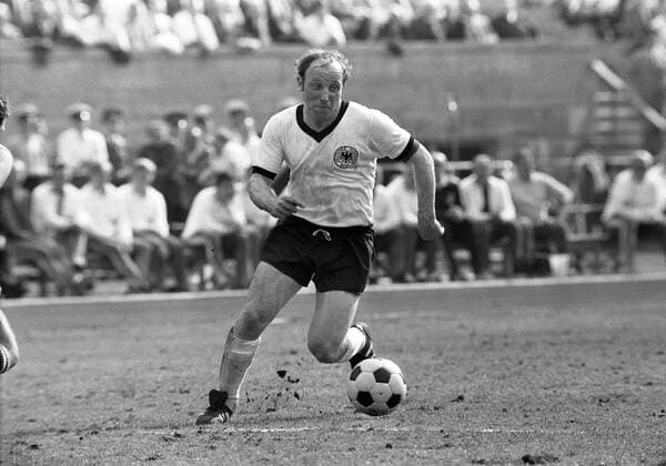 Uwe SEELER, Deutschland, Aktion, Einzelaktion, Einzelbild, Freisteller, Single Action, in dem Spiel Deutschland - Irland 2:1 am 09.05.1970, Deutsche Fussball-Nationalmannschaft, Vorbereitungsspiele fuer die Fussball WM 1970, SW-Aufnahme, Querformat, 09.05.1970.