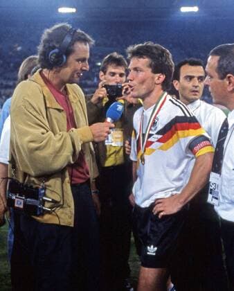 FIFA WM 1990 08.07.1990, Fussball, FIFA WM 1990 in Italien, Finale, DFB Deutschland - Argentinien (1:0): v.l. Jörg Wontorra (Reporter), Lothar Matthäus (DFB Deutschland).