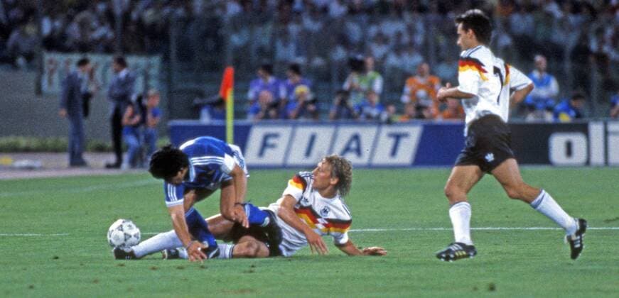 FIFA WM 1990 08.07.1990, Fussball, FIFA WM 1990 in Italien, Finale, DFB Deutschland - Argentinien (1:0): v.l. Diego Armando Maradona (Argentinien), Guido Buchwald, Pierre Littbarski (beide DFB Deutschland).