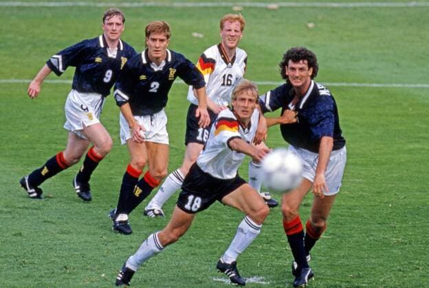 EM 1992 15.06.1992, Fussball Europameisterschaft 1992 in Dänemark, Vorrunde, BRD Deutschland (DFB) - Schottland (2:0): v.l. Matthias Sammer, Jürgen Klinsmann (beide Deutschland).