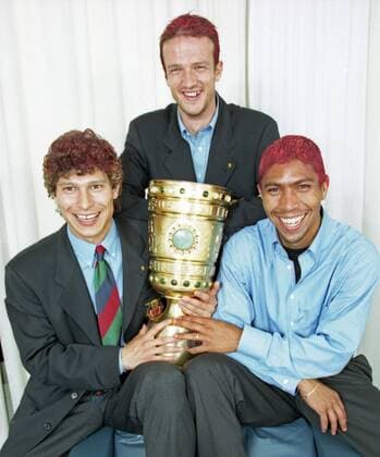 VfB Stuttgart 14.06.1997, Fussball DFB Pokal 1996 1997 Finale in Berlin, VfB Stuttgart Party nach dem DFB-Pokal Sieg: Das Magische Dreieck Krassimir Balakov, Fredi Bobic und Giovane Elber (v.l.) mit dem DFB-Pokal.