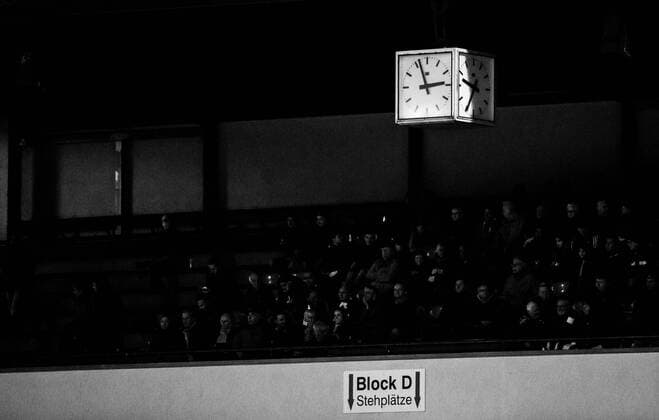 Berlin, Deutschland, 24.10.2014: Fußball Berlin-Liga Saison 2014 2015 - Tennis Borussia Berlin - . Verstellte Uhren im Mommsenstadion