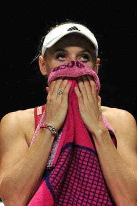 (141025) -- SINGAPORE, Oct. 25, 2014 -- Denmark s Caroline Wozniacki rests during the women s singles semifinal match of the WTA Tennis Damen Finals at the Singapore Indoor Stadium, Oct. 25, 2014. ThenxChihxWey 