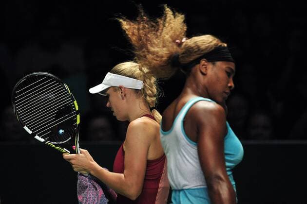 (141025) -- SINGAPORE, Oct. 25, 2014 -- Denmark s Caroline Wozniacki (L) and Serena Williams of the United States react during their women s singles semifinal match at the WTA Tennis Damen finals at the Singapore Indoor Stadium on Oct. 25, 2014. ThenxChihxWey 