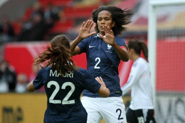 Frauenfußball Länderspiel Deutschland gegen Frankreich am Samstag (25.10.2014) im Sparda-Bank-Hessen-Stadion in Offenbach. WENDIE RENARD (Frankreich, R) jubel t nach ihrem Tor zum 1:0. Links AMEL MAJRI (Frankreich).