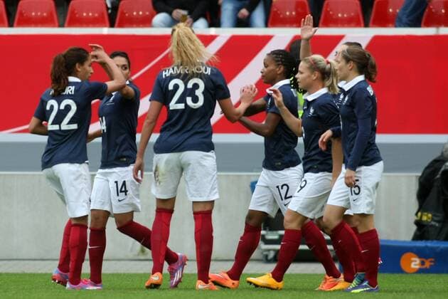 Frauenfußball Länderspiel Deutschland gegen Frankreich am Samstag (25.10.2014) im Sparda-Bank-Hessen-Stadion in Offenbach. Jubel nach 2:0 für Frankreich durch ELODIE THOMIS (Frankreich).
