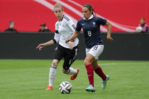v.li.: Simone Laudehr (Deutschland), Jessica Houara (Frankreich), Fussball, Frauen, Freundschaftsspiel, Deutschland - Frankreich, xozx