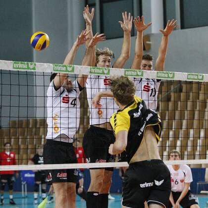 v. l. Federico Cipollone (TVR Rottenburg) , Lars Wilmsen (TVR Rottenburg) , Tom Strohbach (TVR Rottenburg) können nicht blocken 25.10.2014 Volleyball, 1. Bundesliga, Saison 2014 15, VCO Berlin - TVR Rottenburg EP_FZR