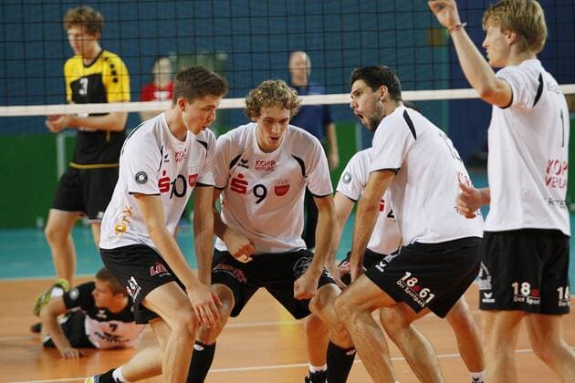 Rottenburg jubelt, v. l. Tom Strohbach (TVR Rottenburg) , Lars Wilmsen (TVR Rottenburg) , Oliver Staab (TVR Rottenburg) , Dirk Mehlberg (TVR Rottenburg) 25.10.2014 Volleyball, 1. Bundesliga, Saison 2014 15, VCO Berlin - TVR Rottenburg EP_FZR