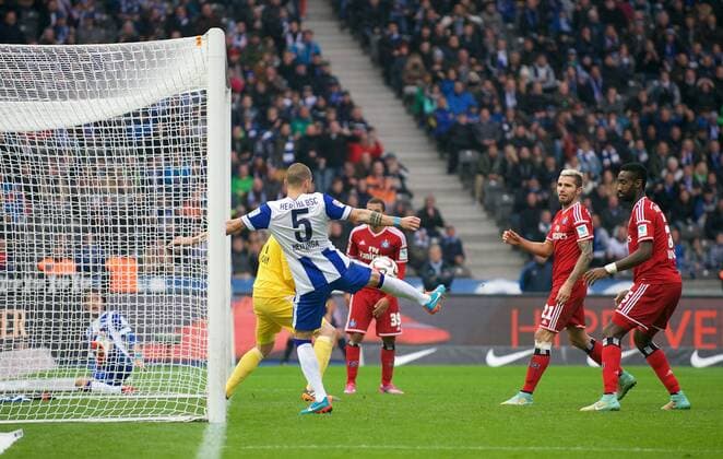 Fussball Berlin 25.10.2014 1. Bundesliga DFL Saison 2014 2015 Hertha BSC Berlin - Hamburger SV Tor zum 2:0 durch John Heitinga (Hertha BSC, No.05) Johan Djourou (Hamburg, No.05) re. Valon Behrami (Hamburg, No.21)