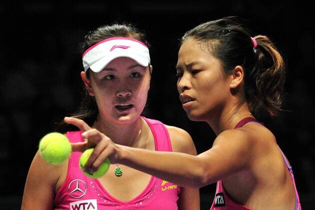 Peng Shuai (L) of China talks with Hsieh Su-Wei of Chinese Taipei during the doubles final match of WTA Tennis Damen Finals Singapore Indoor Stadium, Oct. 26, 2014. (SP)SINGAPORE-TENNIS-WTA-DOUBLES-FINAL ThenxChihxWey 