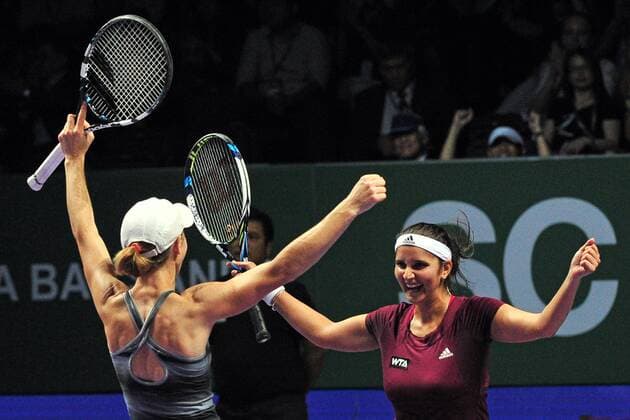 Cara Black (L) of Zimbabwe and Sania Mirza of India celebrate after winning the doubles final match of WTA Tennis Damen Finals in Singapore Indoor Stadium, Oct. 26, 2014. (SP)SINGAPORE-TENNIS-WTA-DOUBLES-FINAL ThenxChihxWey 