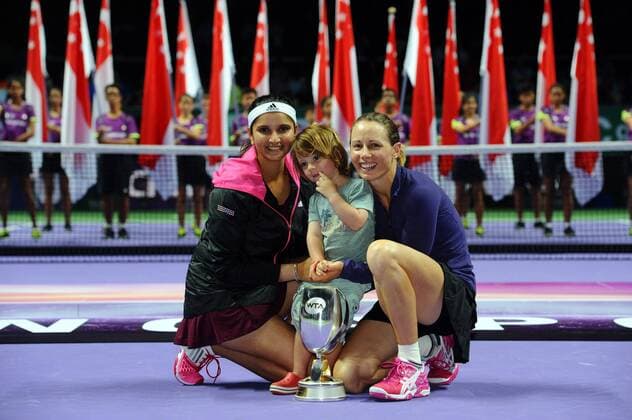 Cara Black (R) of Zimbabwe and Sania Mirza (L) of India pose for photograph during the awarding ceremony after the doubles final match of WTA Tennis Damen Finals in Singapore Indoor Stadium, Oct. 26, 2014. (SP)SINGAPORE-TENNIS-WTA-DOUBLES-FINAL ThenxChihxWey 